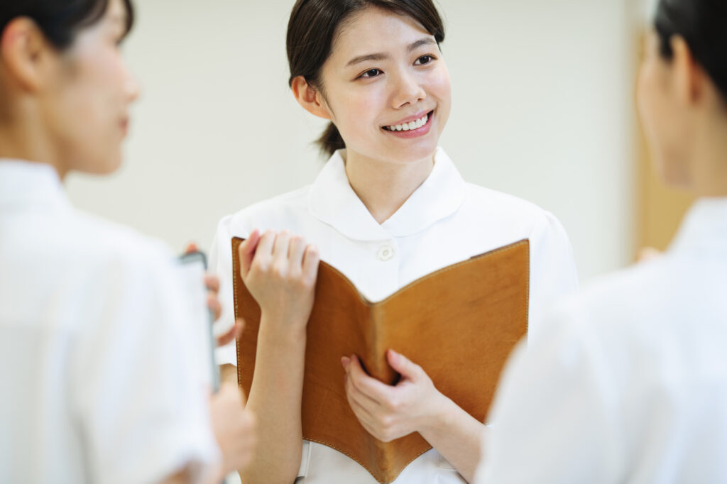 笑っている女性