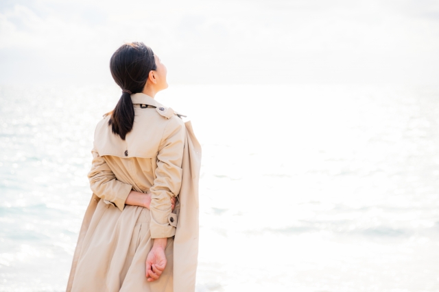 空を見上げる女性